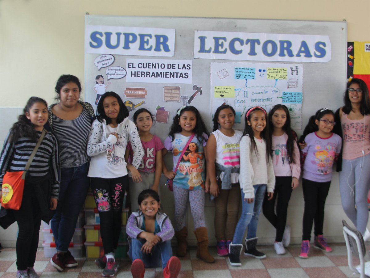 mochila_peru's tweet photo. A través de SuperLectoras queremos que los niños y niñas de ahora sean los futuros jóvenes y adultos lectores, que tengan la capacidad de soñar, crear nuevas historias e iniciativas. #SuperLectoras https://t.co/wEI2l09Dn8