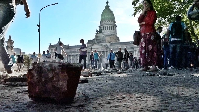 canalN_'s tweet photo. #Argentina: Macri consigue polémica ley de reforma de pensiones pese a violentas protestas frente al Congreso en Buenos Aires ► https://t.co/hkoV73G8BZ https://t.co/aEubYLDxzE