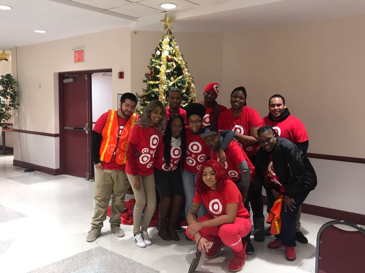 A team who volunteers TOGETHER stays TOGETHER 🤗🤗 #heraldsquare <a href="/ChrisCope53/">Christopher Copeland</a> <a href="/tcordara/">Thomas Cordara</a> <a href="/DanielleYSingh/">Danielle Singh</a> <a href="/mr_m3ll0w/">Bobby</a>