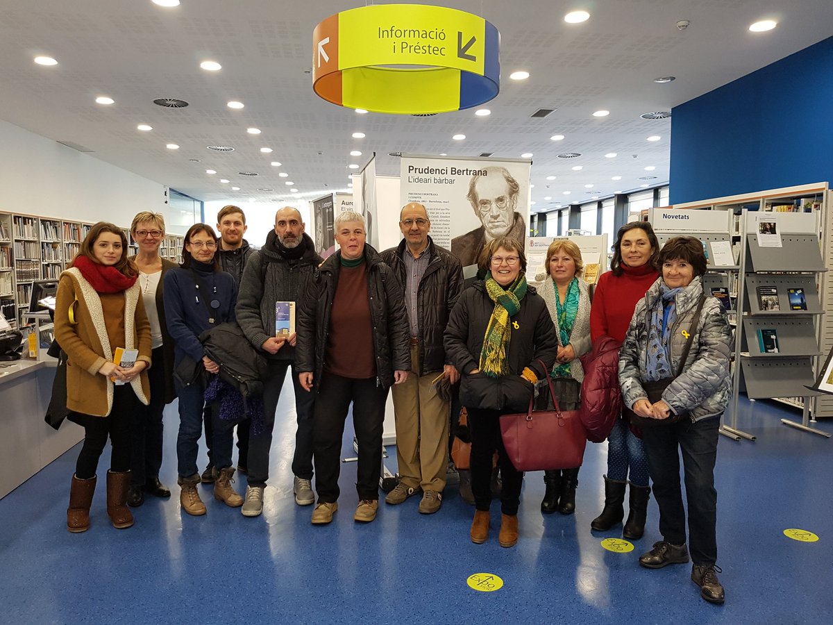 Alumnes de català de Palamós a la <a href="/BibPalamos/">Biblioteca Palamós</a> visitant l'exposició sobre Prudenci Bertrana <a href="/AnyBertrana/">Any Bertrana</a> <a href="/llenguacatalana/">Política Lingüística</a> <a href="/cultura_cat/">Cultura</a> <a href="/cpnlcat/">Consorci per a la Normalització Lingüística</a>