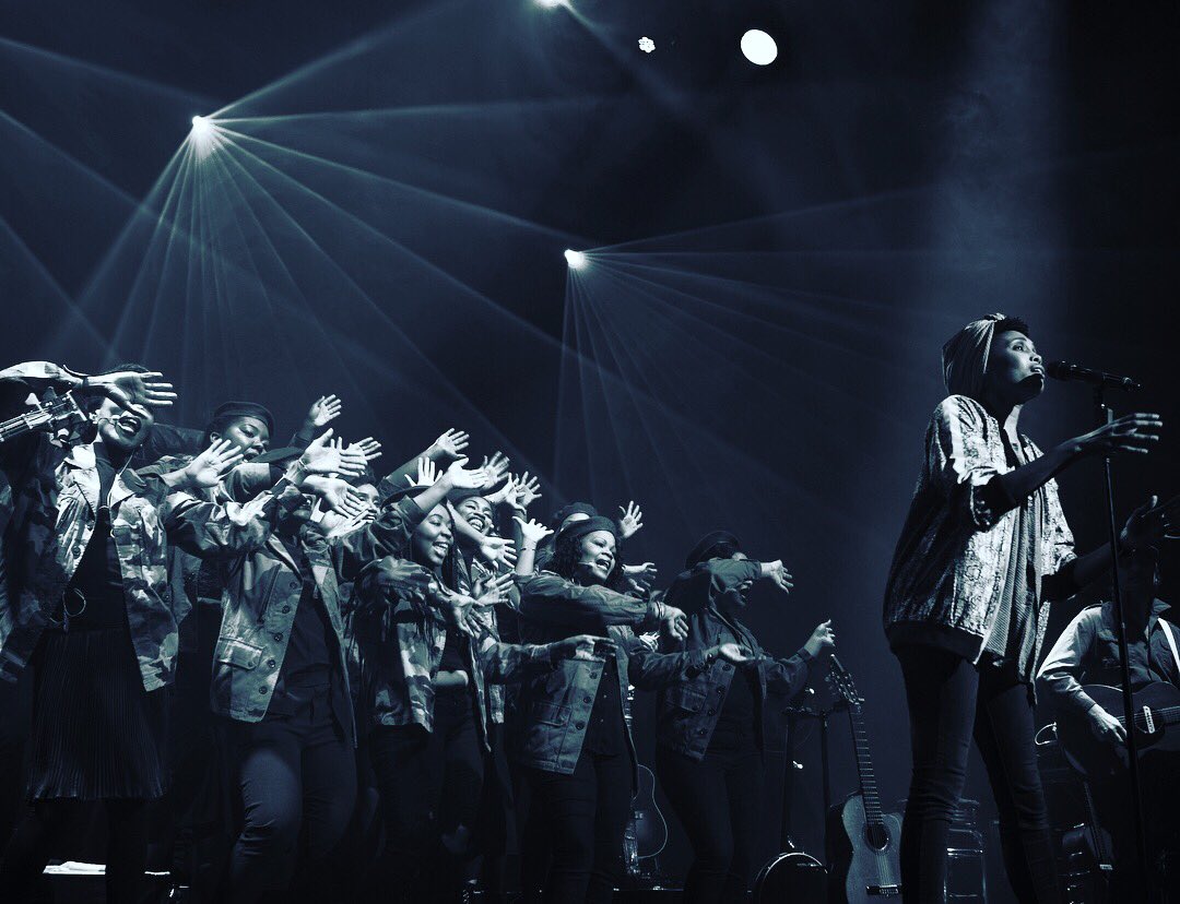 Imanyofficiel's tweet photo. Ça y est la tournée 2017 est finie !
1 an et demi.
130 dates.
20 pays.
Devant 350 000 personnes.
Avec une équipe de talent.
Quand j’ai commencé la musique mon seul souhait était de pouvoir en vivre...
Alors à tous un grand merci !
Et surtout on remet ça en 2018 #imany https://t.co/Zo9vyzVOlk