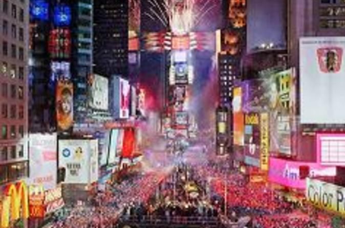 SightsyTravel's tweet photo. Over one million people are expected to descended upon Times Square to see the ball drop on New Year’s Eve! This year, get high above the crowds and watch the famous ball drop from an exclusive Manhattan party suite! 🌃 https://t.co/KEwOch9Yx4 https://t.co/4s7EryKjB1