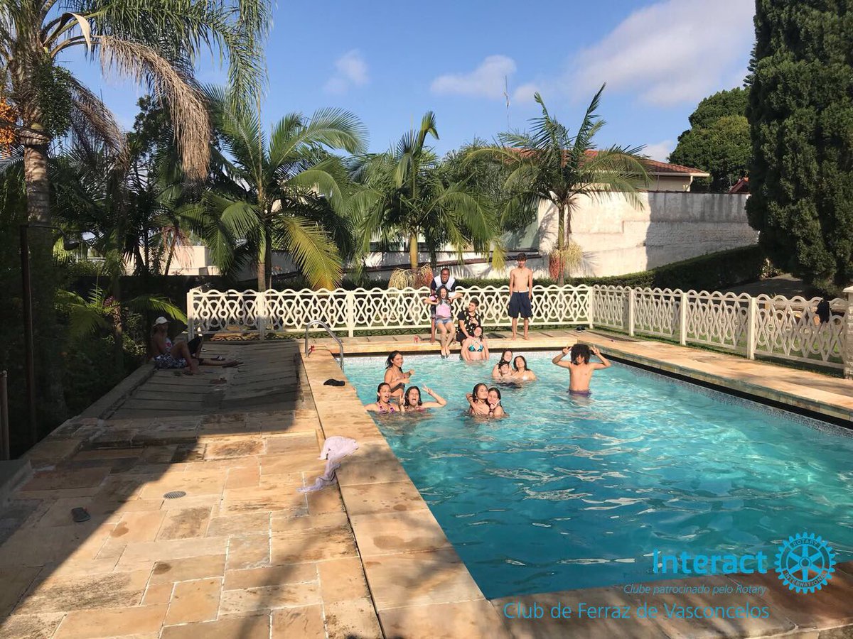 interactferraz's tweet image. No dia 13 de Dezembro, o Interact Club de Ferraz de Vasconcelos realizou um companheirismo de final de ano, fora as risadas, brincadeiras e muita diversão, levamos também uma árvore de natal a base de garrafas pet feita por nós mesmos com ajuda do rotariano Leandro Sales.