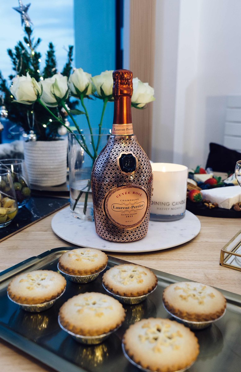 theemasphere's tweet photo. Super excited to have shared my stylish dining tips with @ChampagneLPUK! Read more here: https://t.co/IQPBowCAsd #LPFestiveTree #ChristmasTips #ChampagneSeason https://t.co/bMJ9O8TNGD