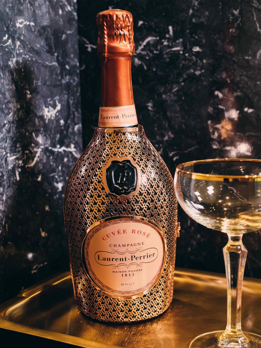 theemasphere's tweet photo. Super excited to have shared my stylish dining tips with @ChampagneLPUK! Read more here: https://t.co/IQPBowCAsd #LPFestiveTree #ChristmasTips #ChampagneSeason https://t.co/bMJ9O8TNGD