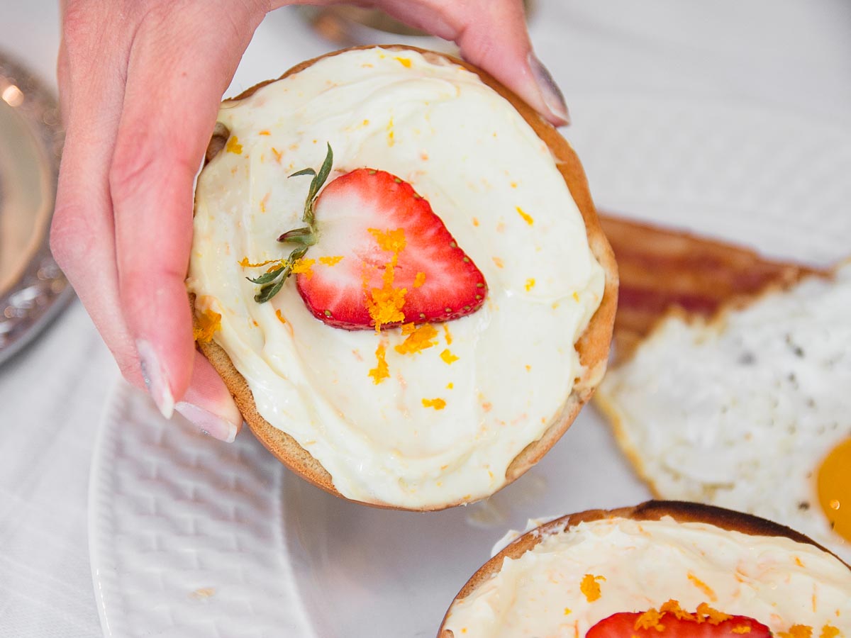 tacoboutitblog's tweet image. What to eat before you drink: Cream cheese infused with Mimosas

Recipe: Mimosas Cream Cheese &amp;amp; Bagels bit.ly/2iUvPNh