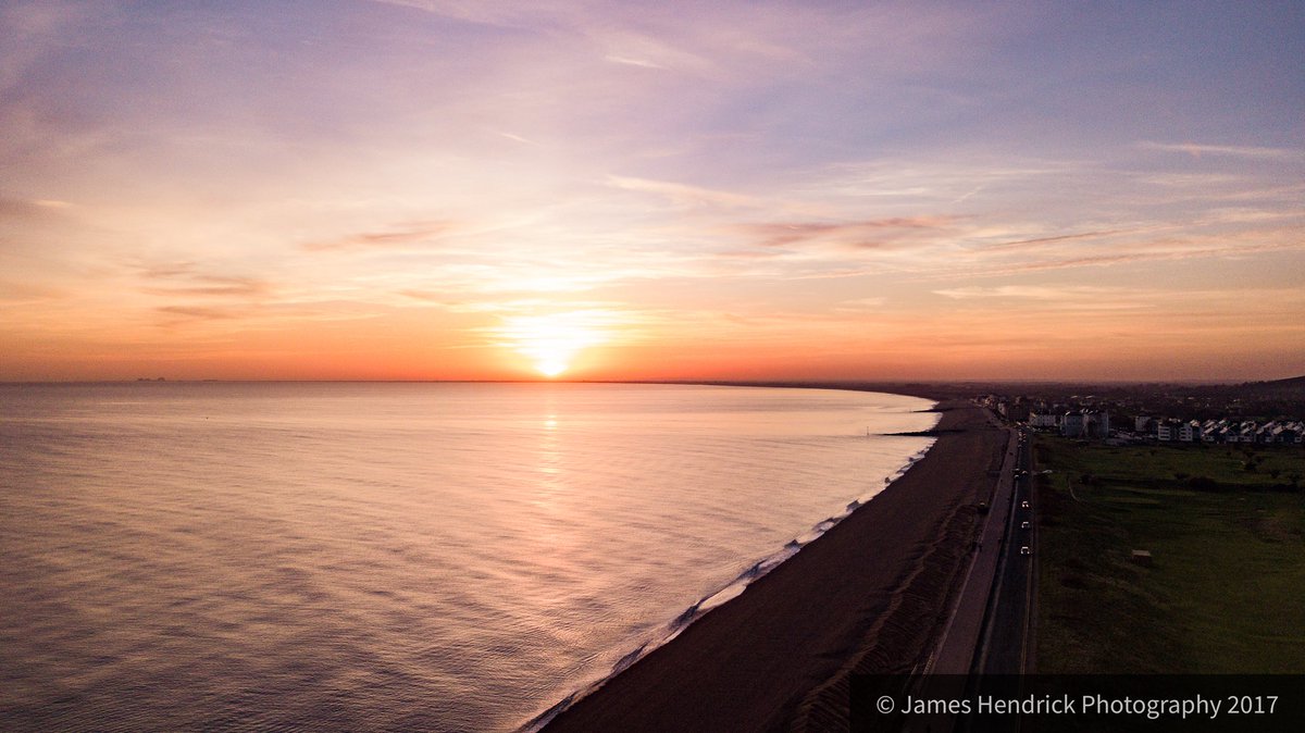 metoffice's tweet photo. With many people focusing on #Christmas, don't forget that it is the #WinterSolstice in two days time. From the 21st December the sun will start to set later 🌅 https://t.co/gFr4bcQZXN