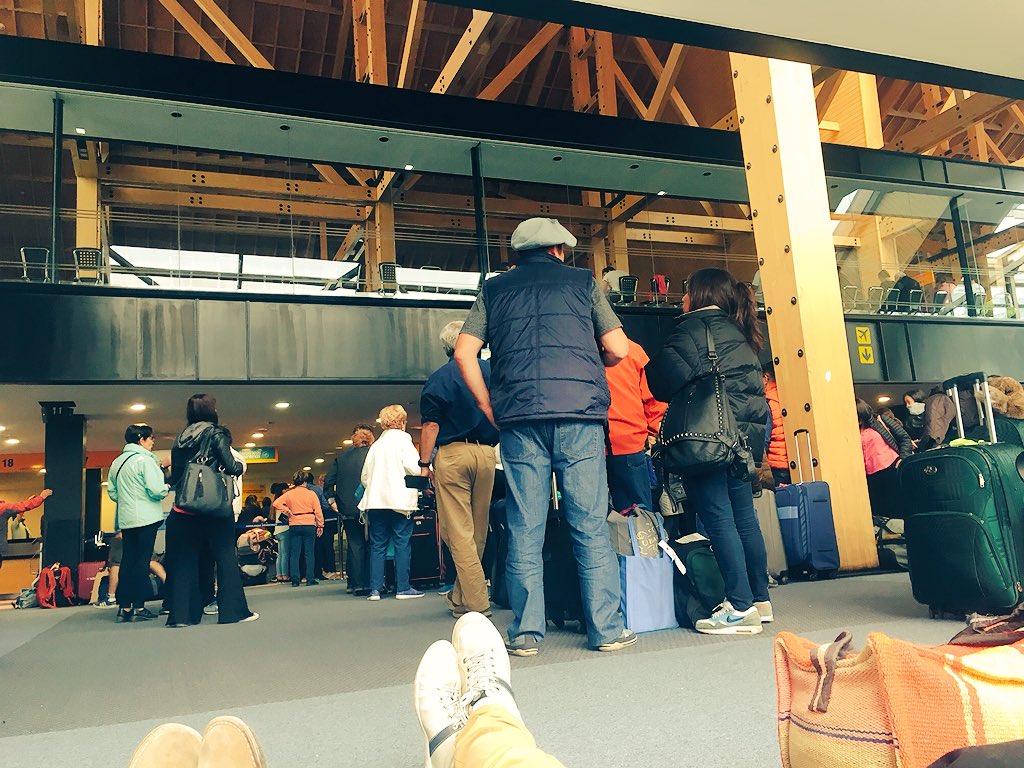 candecogley's tweet photo. @ernestoarriaga Aeropuerto de Ushuaia colmado de gente sin respuestas! @Aerolineas_AR una verguenza!!! https://t.co/M0LNxGJxH2