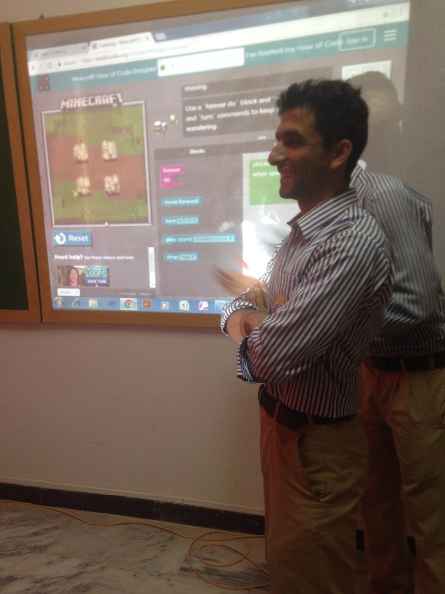 hayajahanzeb's tweet image. High school students teaching #Minecraft @PlayCraftLearn to junior students! #studentsasteachers #HourOfCode2017