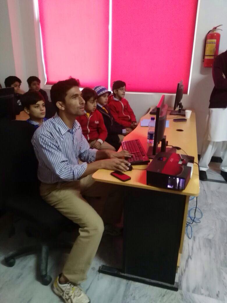 hayajahanzeb's tweet image. High school students teaching #Minecraft @PlayCraftLearn to junior students! #studentsasteachers #HourOfCode2017