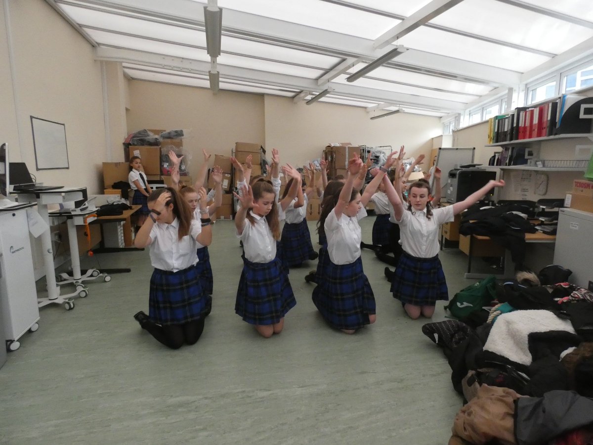 MHA_BICT's tweet photo. Mrs Butler's dance troop performing for the staff of Princess @NHSHarlow Tye Green Ward today:) @vic_butler they are AWESOME:) https://t.co/gsUQqTZNkh
