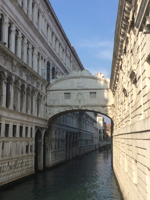 viajenoblog's tweet photo. O labiríntico caminho leva até a Ponte dos Suspiros. A estrutura, que passa por um dos incontáveis canais de Veneza, conta com pequenos buracos na parede e de lá os detentos tinham a última visão de Veneza antes de serem executados https://t.co/OeVjGyFvfT