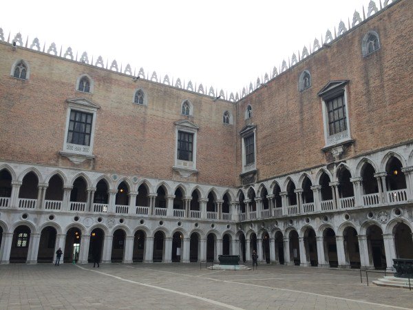 viajenoblog's tweet photo. O Palácio Ducal é uma das principais atrações da Piazza San Marco. O local foi residência oficial dos doges, sede do governo e até prisão. Os saguões e câmaras são ricamente decorados e contam a história de como Veneza se transformou em uma das cidades mais originais do mundo https://t.co/FhN9KTjo1s
