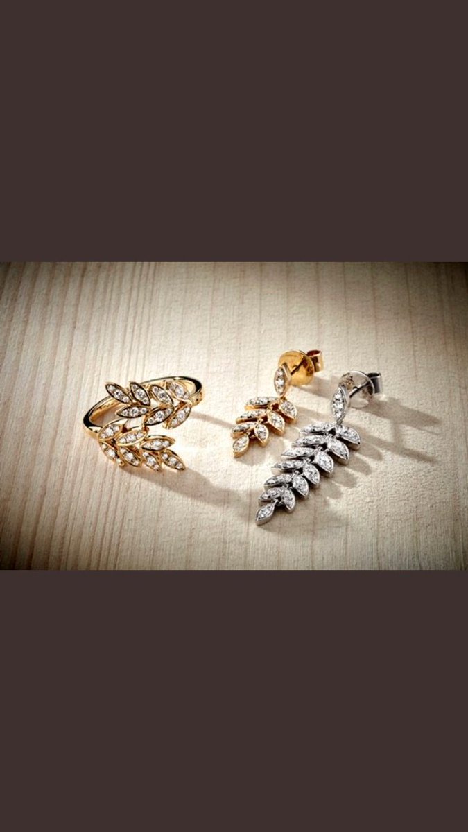 #JRCCHRISTMAS Day 19 - 
18ct Yellow Gold with handset Diamonds, breathtaking Necklace &amp; Earring set now showcased in store.
Perfect for under the tree🎄