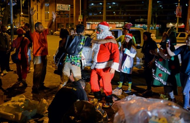 Comida, lo único que pedían a San Nicolás en las calles de Caracas ow.ly/i7bl30hjjmz