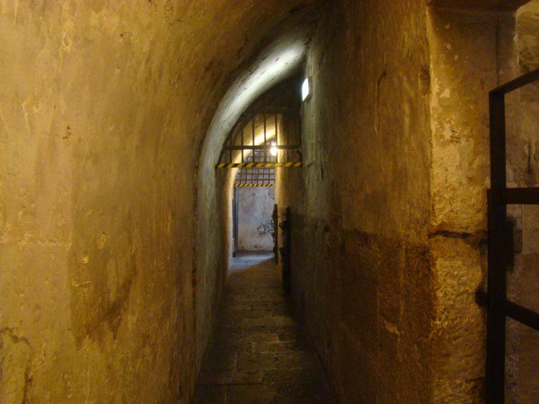 viajenoblog's tweet photo. O poder armamentista de Veneza também pode ser conferido no Palácio Ducal. Armaduras, lanças e outros armamentos estão à mostra em algumas salas. A parte de maior angústia fica por conta dos minúsculos e frios espaços onde ficavam os presos https://t.co/8Pfba3pURH