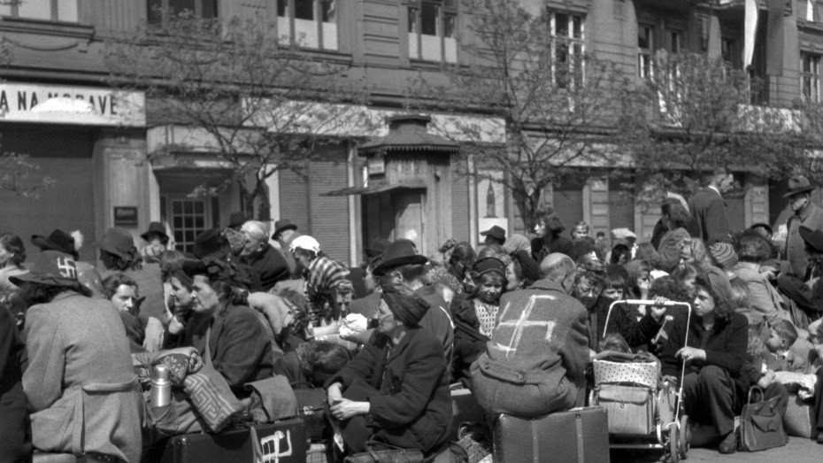 FelixDahn's tweet photo. The largest ethnic cleansing on European soil nobody talks or cares about:
13-15 million ethnic Germans removed from the lands they've lived in for centuries, 2.5 - 3 million perish in the process. And still nobody cares. Hypocrites. https://t.co/L4om1injWf