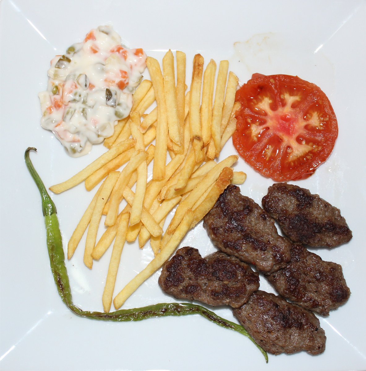 SubelCafee's tweet photo. Harika dana kıymasından yapılmış enfes Köfte menümüz ile hizmetinizdeyiz #subelcafee #köftemenü #meatballmenu #közlenmişdomates #roastdtomato #közlenmişbiber #roastedpeppers #patatescipsi #crisps #russalatası #russiansalad #şişemeşrubat https://t.co/SB4DT3GGXD