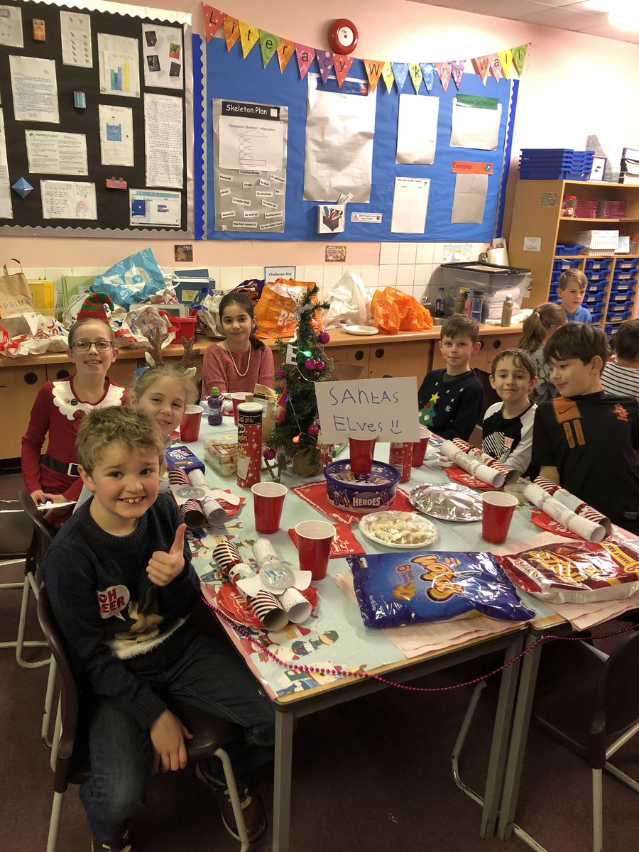 Hendrefoilan's tweet photo. Year 4 tables all set for their Christmas party #hdfpy4 #hdfpfun https://t.co/maKbjEv1Q2
