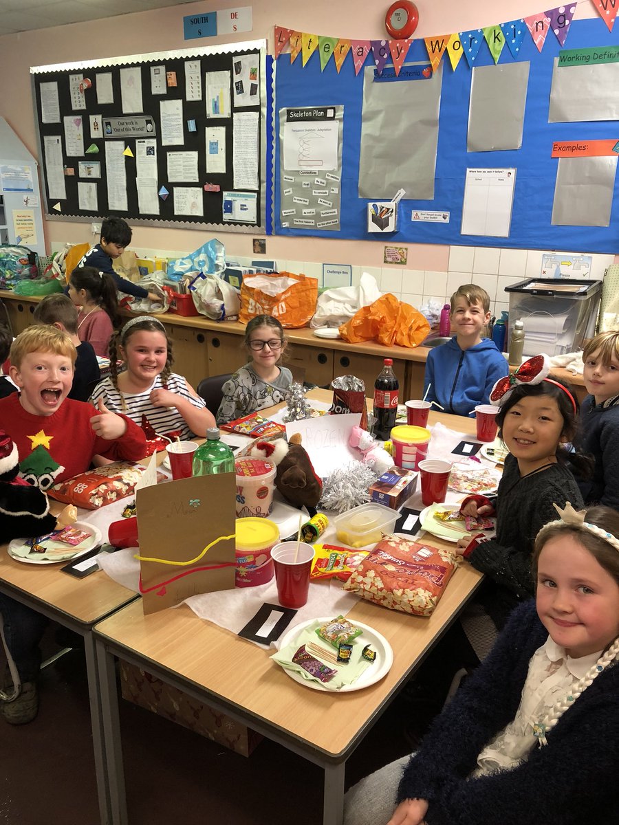 Hendrefoilan's tweet photo. Year 4 tables all set for their Christmas party #hdfpy4 #hdfpfun https://t.co/maKbjEv1Q2