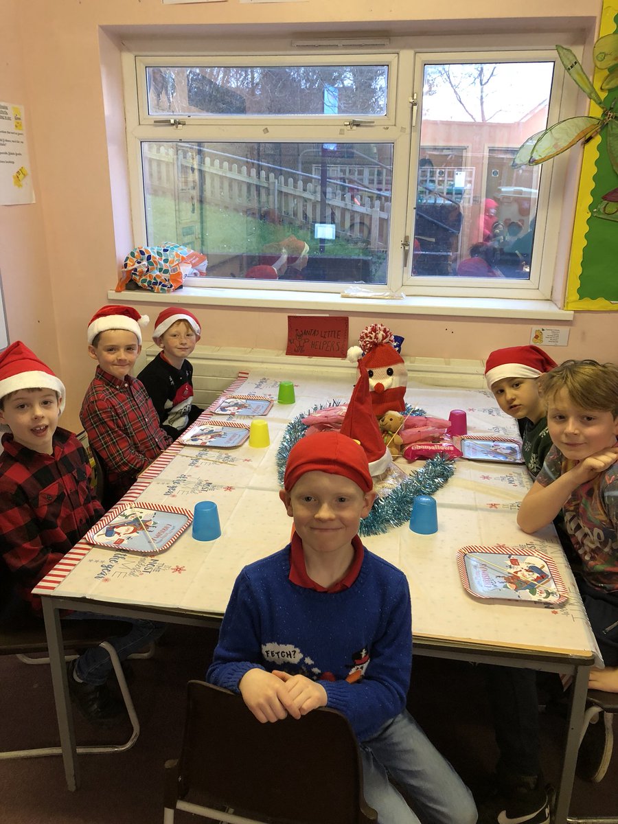 Hendrefoilan's tweet photo. Year 4 tables all set for their Christmas party #hdfpy4 #hdfpfun https://t.co/maKbjEv1Q2