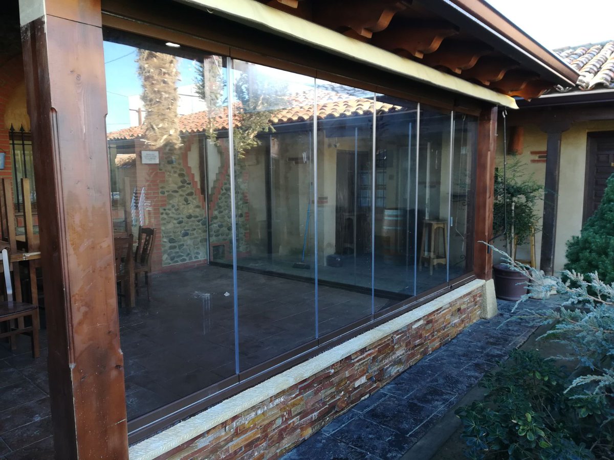 Levidrio's tweet photo. [Proyecto] Cerramiento de terraza exterior con cortinas de vidrio #Extendglass en @Cuevalospoinos (Valdevimbre, #LeonESP)

#AmpliamosTuEspacioVital https://t.co/80I81D2hum
