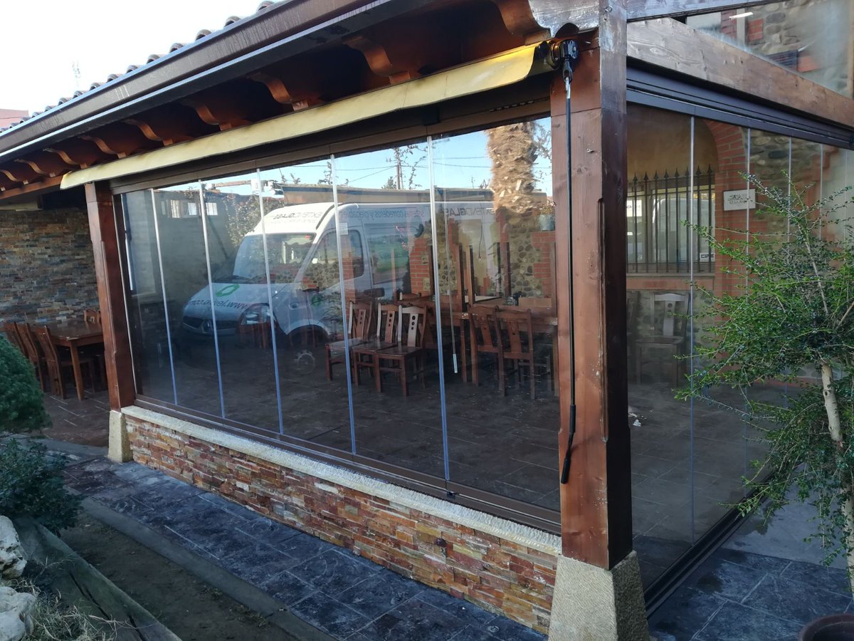Levidrio's tweet photo. [Proyecto] Cerramiento de terraza exterior con cortinas de vidrio #Extendglass en @Cuevalospoinos (Valdevimbre, #LeonESP)

#AmpliamosTuEspacioVital https://t.co/80I81D2hum