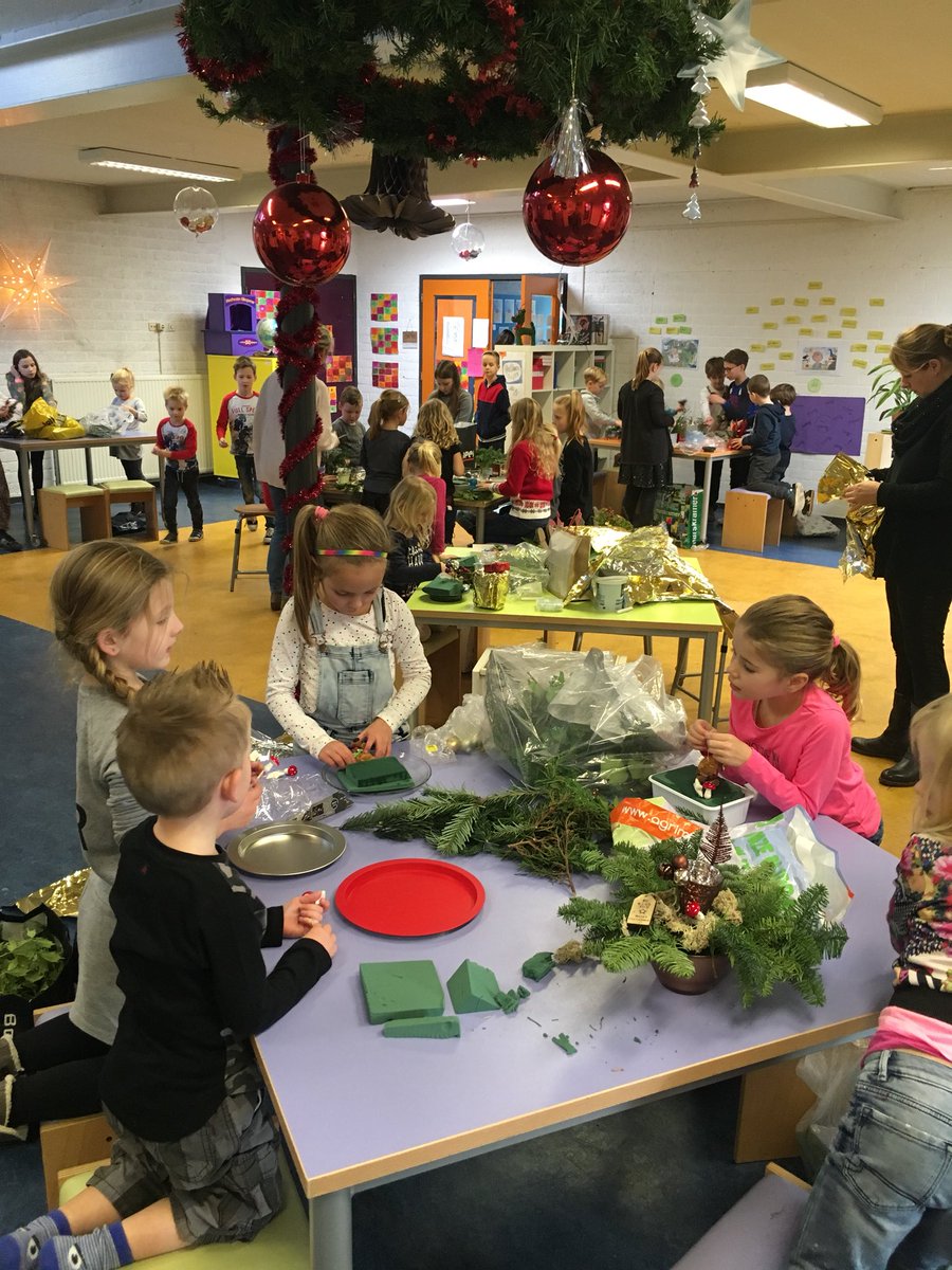 poeljeugd's tweet photo. Kerstknutselmiddag! Mooie kerstbakjes maken, we gaan ze verkopen. De opbrengst is voor Serious Request! https://t.co/2Z1jRTv9d8