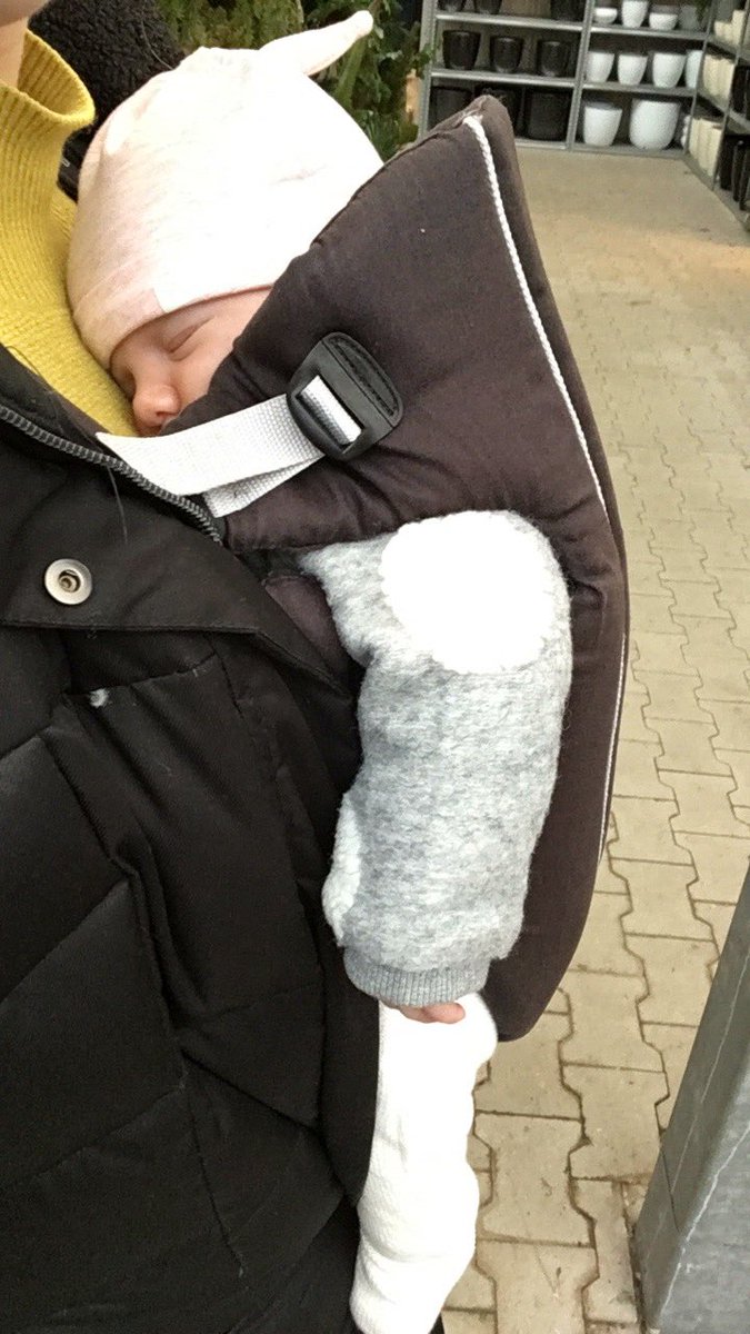 lydiasiderius's tweet photo. @paulineskeuken @lissevandegroep Ging zondag winkelen. Excl. berenpak, maar inderdaad iedereen smolt en wilde haar aanraken. Al was er ook iemand die dacht dat het een pop was. 😂😂 https://t.co/2DK4d89UDZ