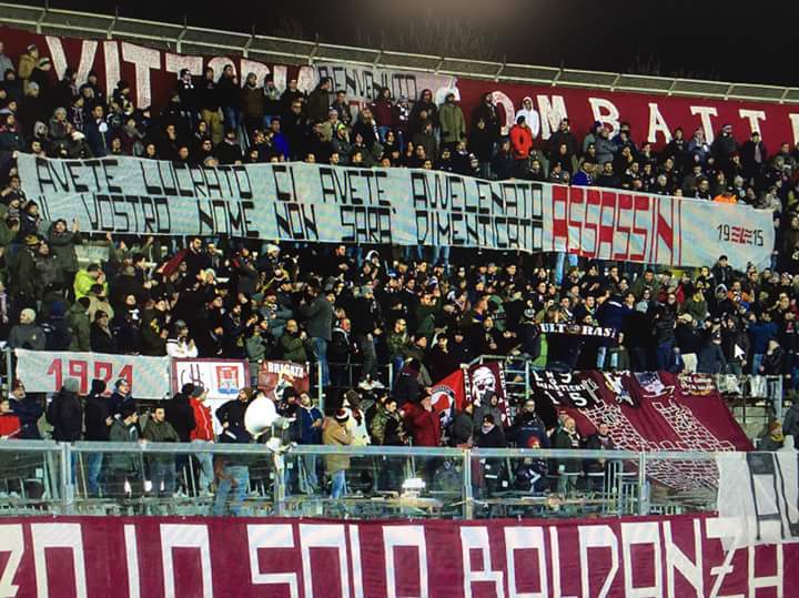 bebelivorno's tweet photo. "Avete lucrato ci avete avvelenato il vostro nome non sarà dimenticato assassini" curvanord sulla questione rifiuti pericolosi #lonzi #ra.ri https://t.co/QD25qXG1gY