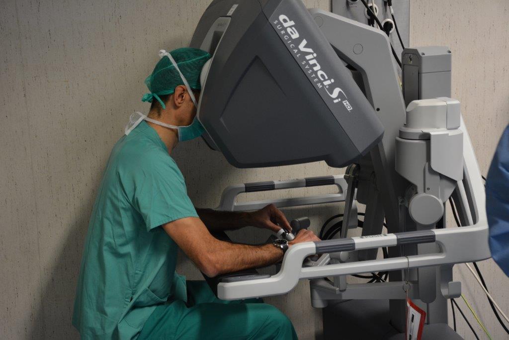 hgermanstrias's tweet photo. El 2017 #hgermanstrias implementa la cirurgia robòtica al centre amb un programa pioner de cirurgia de cap i coll https://t.co/OsXDFth8VZ #ICSésmés #ICS2017 https://t.co/AB7IAijvNr