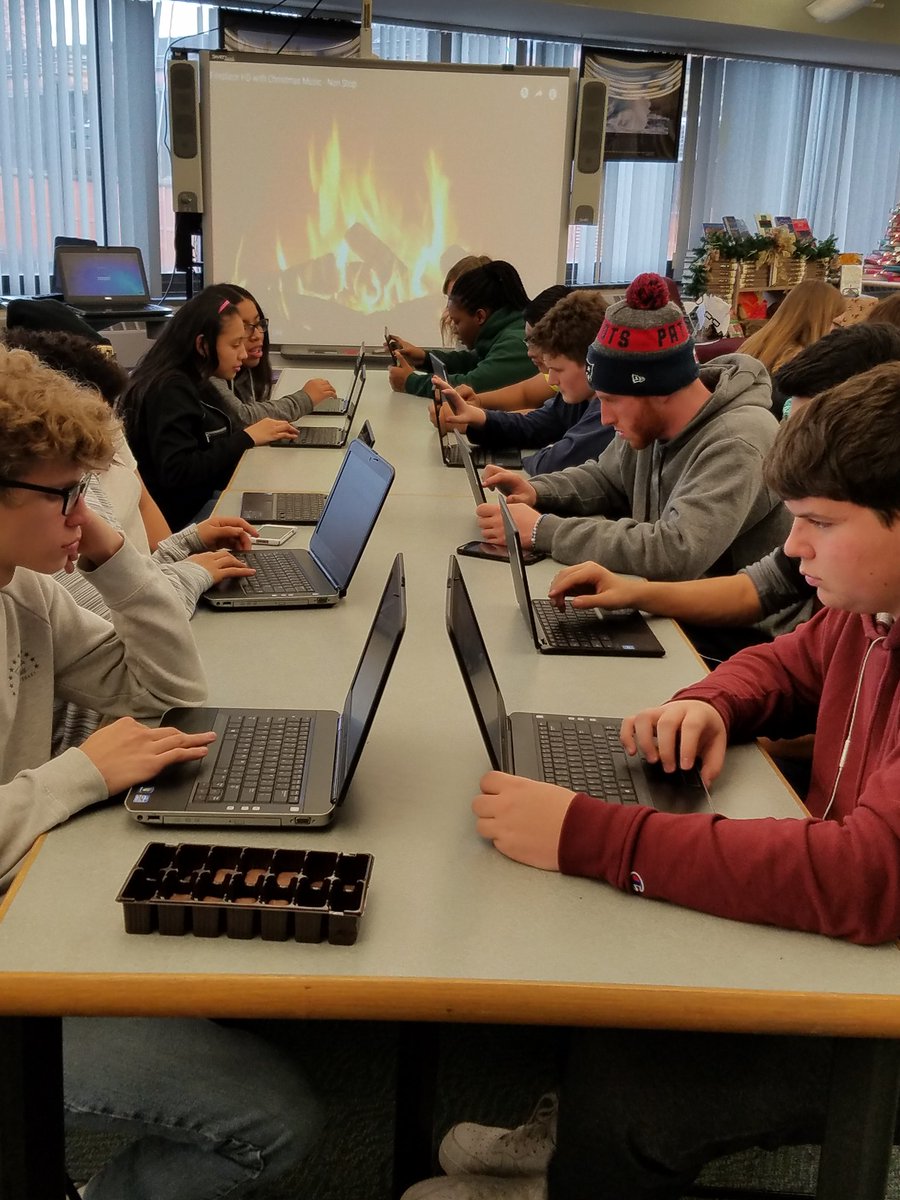 lindyhslmc's tweet image. #HourOfCode2017 Holly Jolly coding by the fireplace #lindylmc @lindenhursths @LindenhurstUFSD @CJMGrant @LenDiBiase @dgiord1116 @Vinssane #computerscience @codeorg #LookatLindy