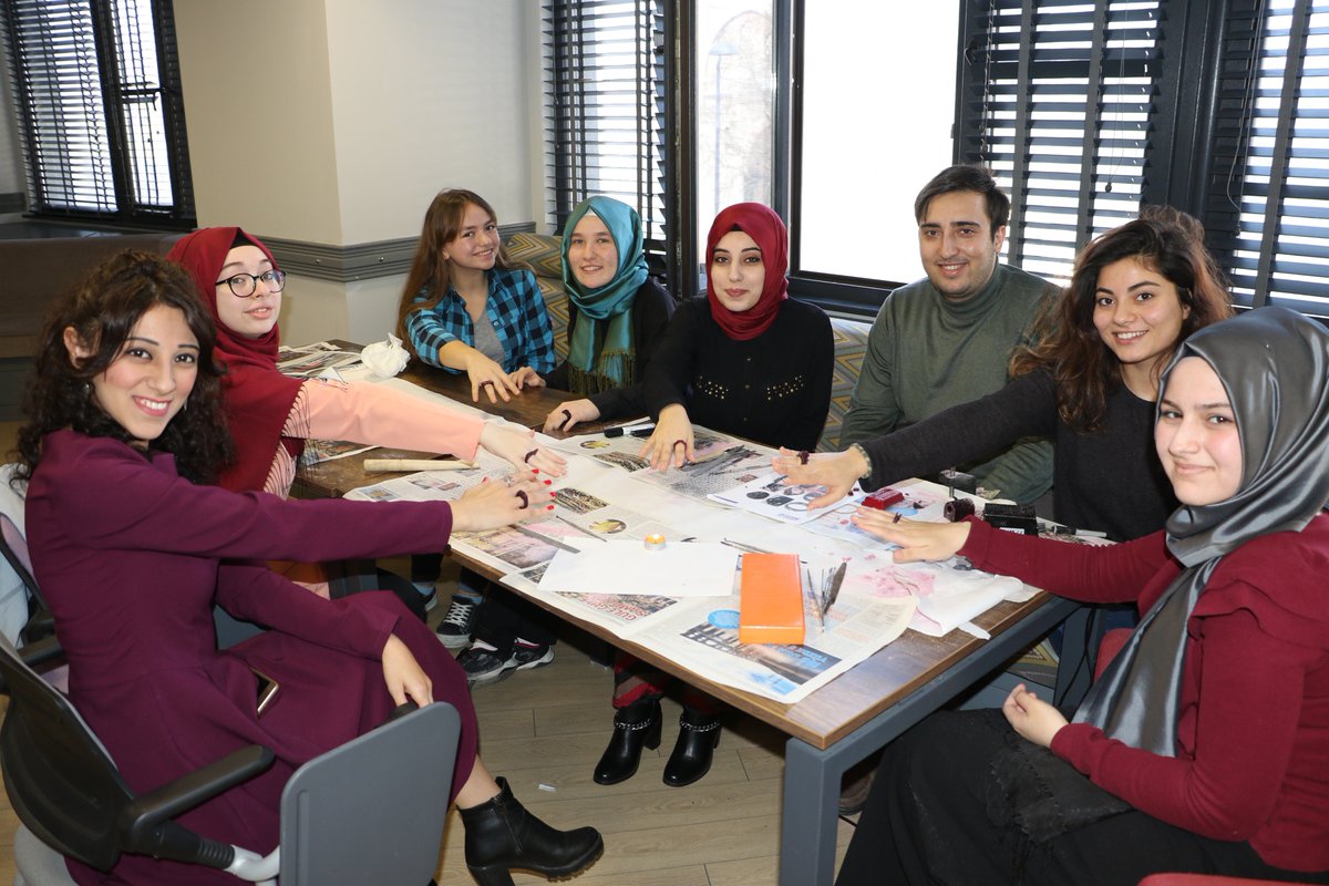 GenclikModeli's tweet photo. Gençler, mum modelaj eğitimi sonunda hayallerini gerçeğe dönüştürdü.
#İBB #GenclikMeclisi #Mum #Modelaj https://t.co/gnE8mdEXjR