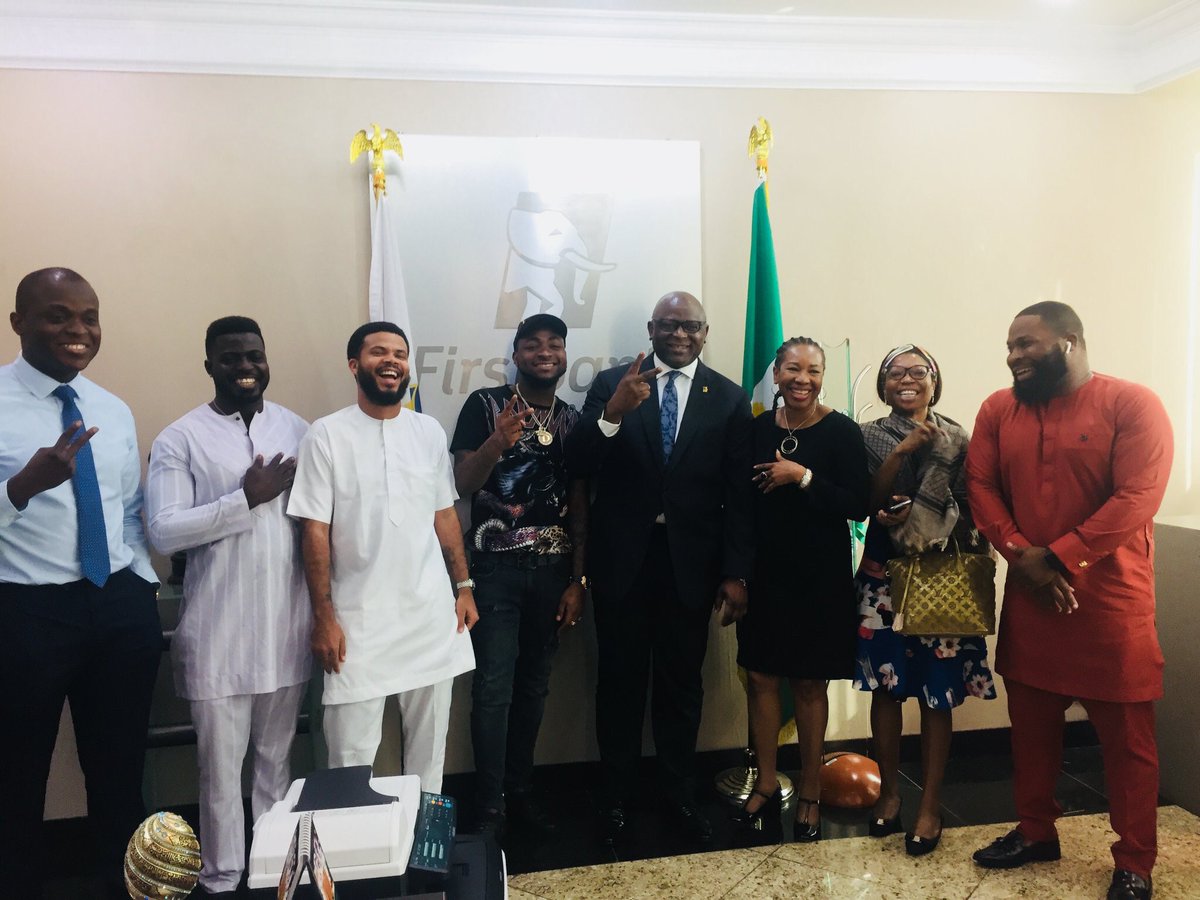 RealbalanceNG's tweet photo. WHAT'S THE WORTH OF THIS PICTURE??? @FirstBankngr @iam_Davido and #30BillionConcert crew #firstbank30billionconcert https://t.co/cI8mCK8Mbv