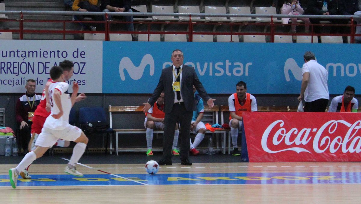 FutsalReport's tweet photo. 🇷🇴 Romanian Futsal | Part II: A recuperar el prestigio de antaño ⚽➡️ https://t.co/sJvuLISfsp 🌍🔝 @angulofutsal 📸 #RomanianFutsal #Rumania #FR #FutsalReport https://t.co/4w8y3IoKuz