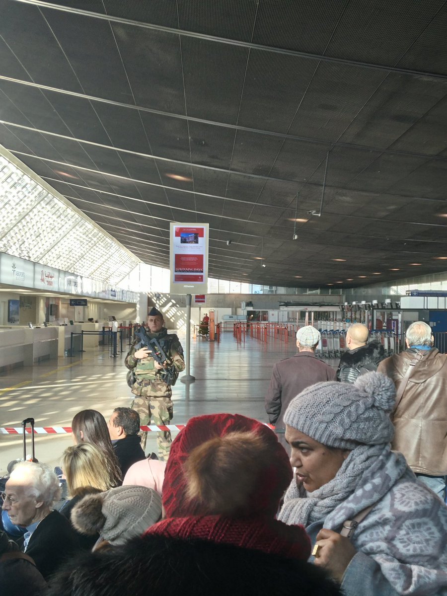 BacciSamuele's tweet photo. #nizza area check in terminal 2 evacuata e militari a circondare zona @SkyTG24 https://t.co/R3Zfs5Km7e