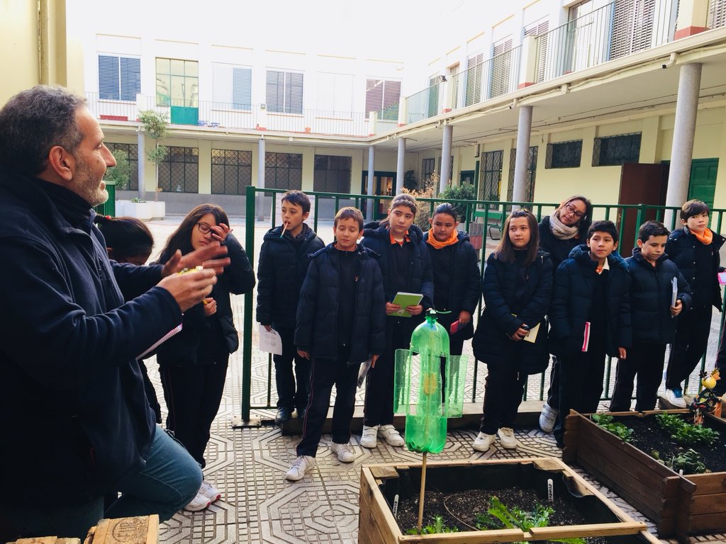 AAgustinos's tweet photo. @59moralesNat @nazaretoporto 2. Antonio nos da grandes ideas como punto de partida en nuestro #workshop2017 de #bricolaje #comunidadeaprendizaje @nazaretoporto https://t.co/uiP4seqGnq