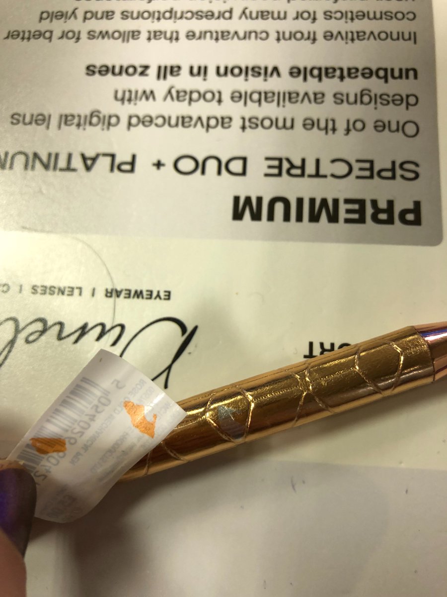 _rachabelle's tweet photo. @FromPaperchase bought this pen as a gift but all the lacquer has peeled off with the price label.. 😢 https://t.co/x2ggxO0nuw