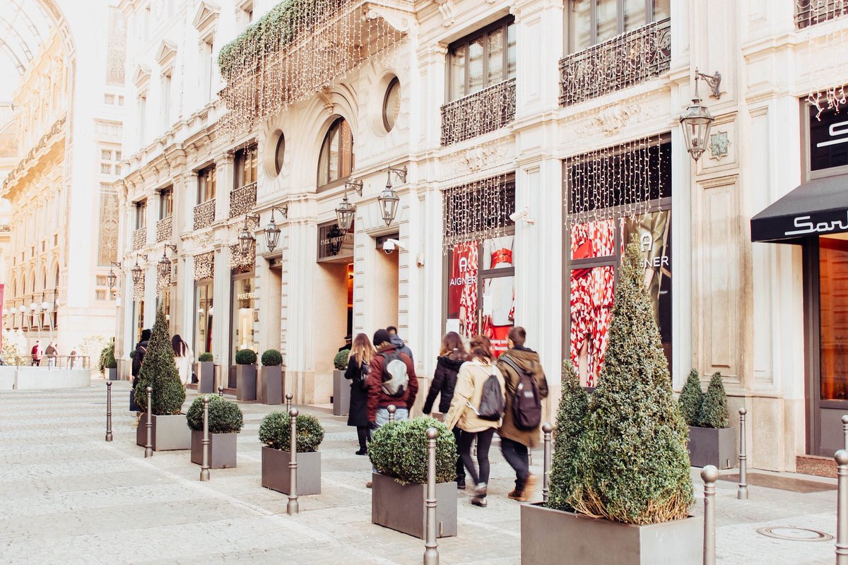 lena_aina's tweet photo. Milan is full of twinkling lights and christmas trees.
#milan #italy #travelblog #TravelTuesday #travelphotography #christmas #travel #reise https://t.co/sTM2SPBFOw