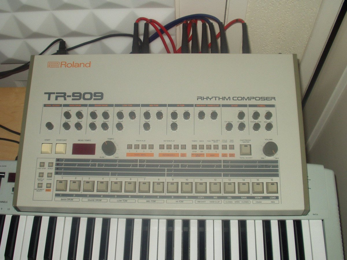 basvanplaten's tweet photo. Flashback.... My studio 10 years ago #TR909 #JP8080  #AccessVirus #TCElectronic #Lexicon #Focusrite #Novation #gearfreaks https://t.co/9raQWb1uUD