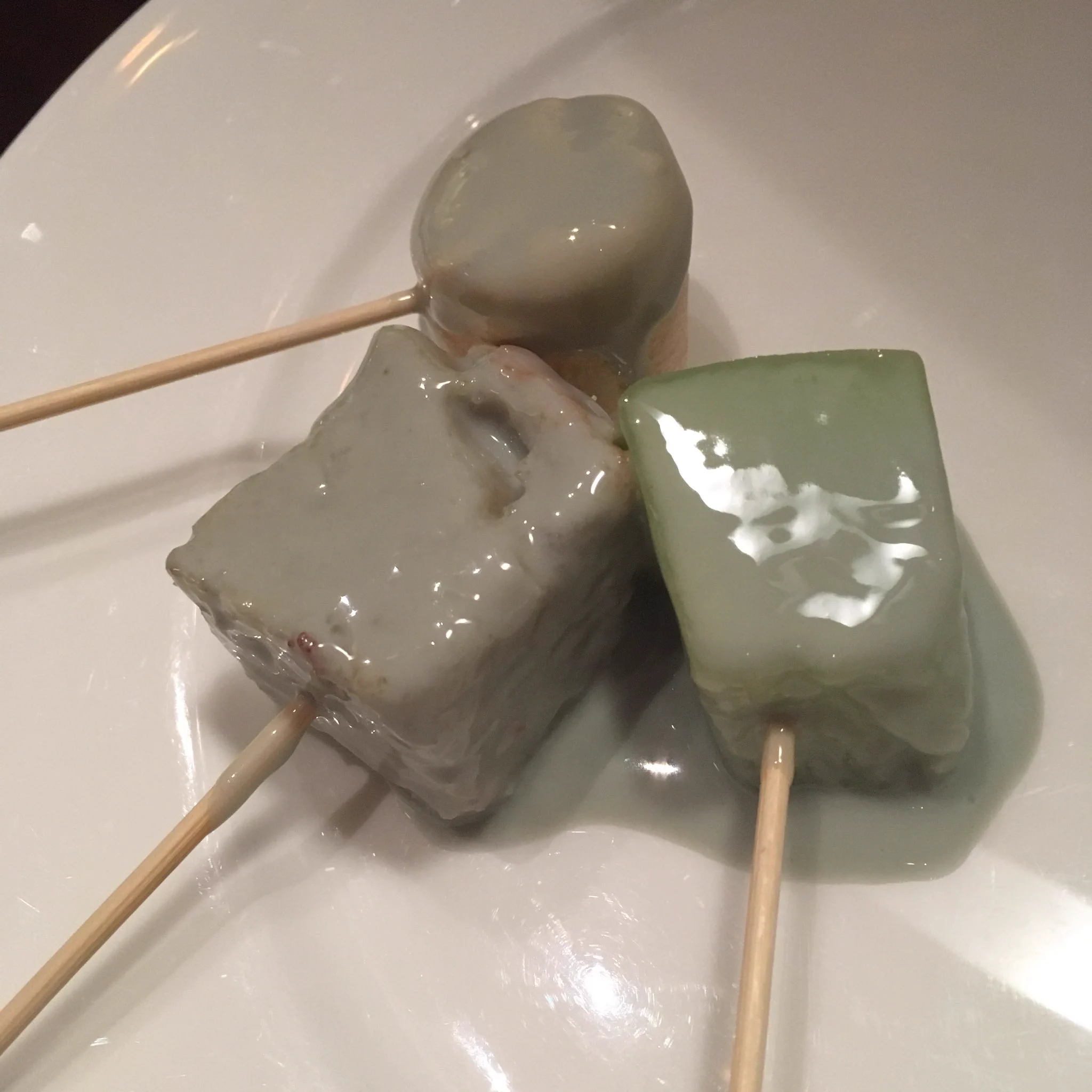 いま話題のチョコミントファウンテンに惹かれていってみると‥どうみても生コンで見た目がwww
