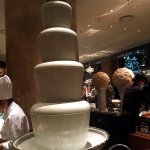いま話題のチョコミントファウンテンに惹かれていってみると‥どうみても生コンで見た目が!