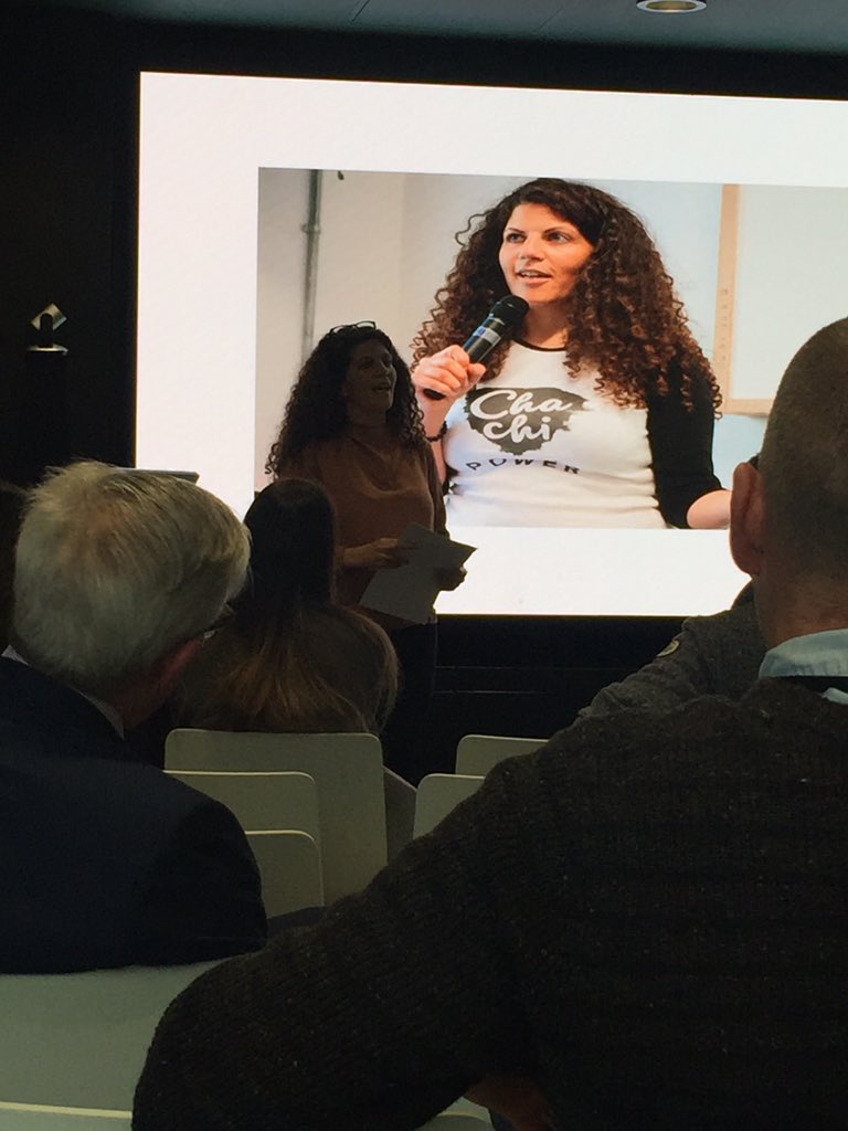 GillMRattray's tweet photo. @chachi_power tells us transparency, investment, hierarchy and communication helps make a good team. Avoid diet talk! Yeah #royalbankmeetup https://t.co/eh6c1DrVDp