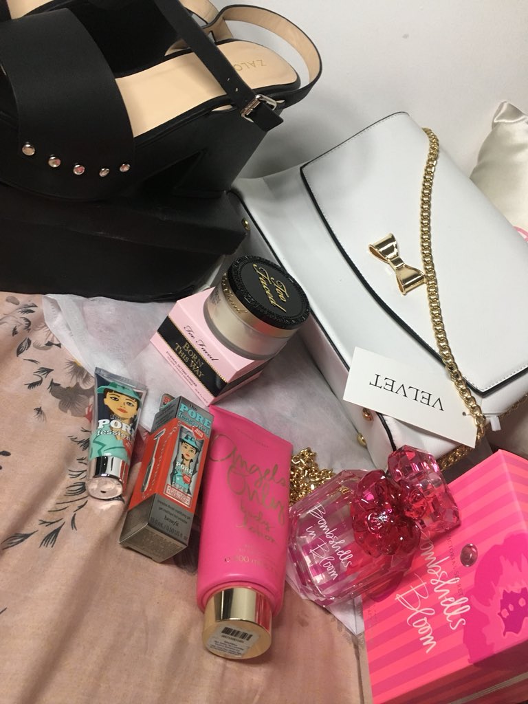 PaulinaGuinto's tweet photo. The only time of the year im allowed to be this spoiled. Thank you daddy and mommy 💕🎉🎂2️⃣4️⃣ #Moschino #tofaced #nike #VictoriasSecret #benefit #MidoriHotel
ALWAYS GRATEFUL FOR EVERYTHING! sometimes i take it for granted but really im beyond grateful
THANK YOU LORD!🙏🏻 https://t.co/duPKako8SW