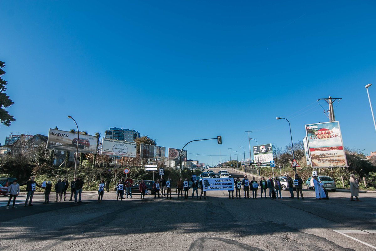 Crónica e imaxes da concentración de hoxe na que derrotamos a #caballeroVader para defender os dereitos sociais e o dereito a vivir dignamente odscoia.arkipelagos.net/loitamos-contr… …