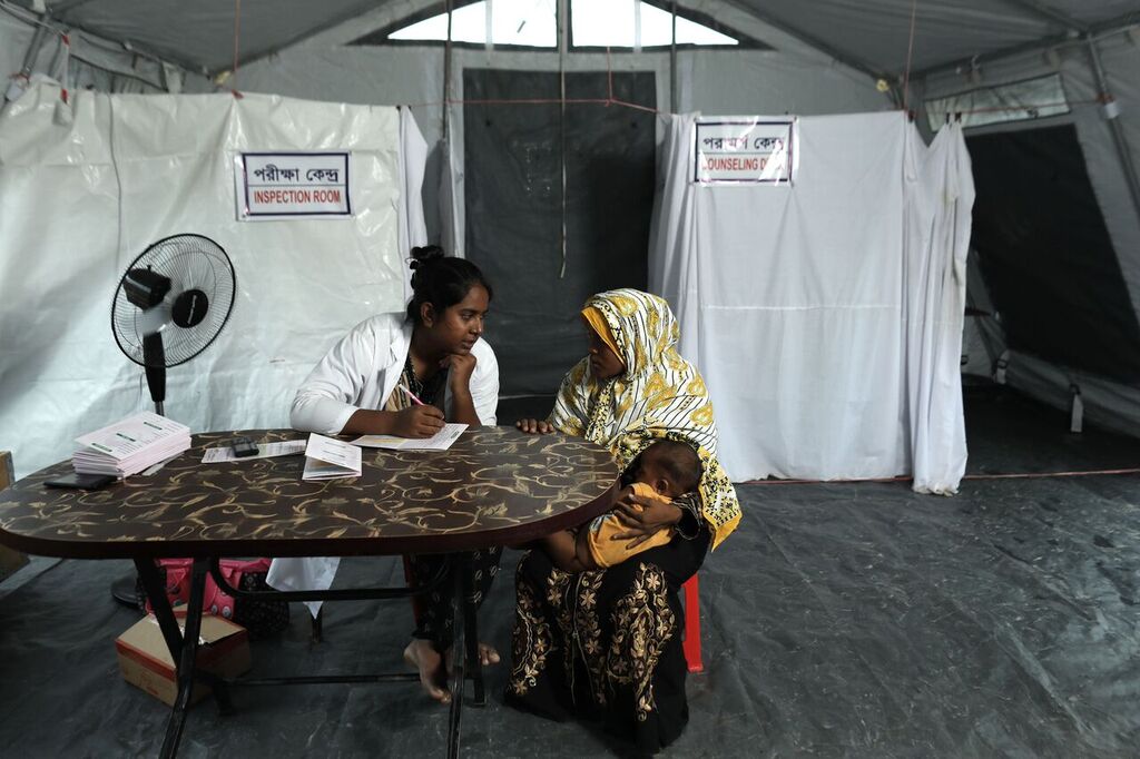 everymomcounts's tweet photo. In Cox’s Bazar, Bangladesh, too many mothers go without access to the people, info and supplies they need for a safe pregnancy &amp; delivery.  A gift of $150 can provide supplies like a clean, safe birth kit for 50 moms in Bangladesh. Please give today: https://t.co/Tqi8IPVQLY https://t.co/eKsR4YAuW5