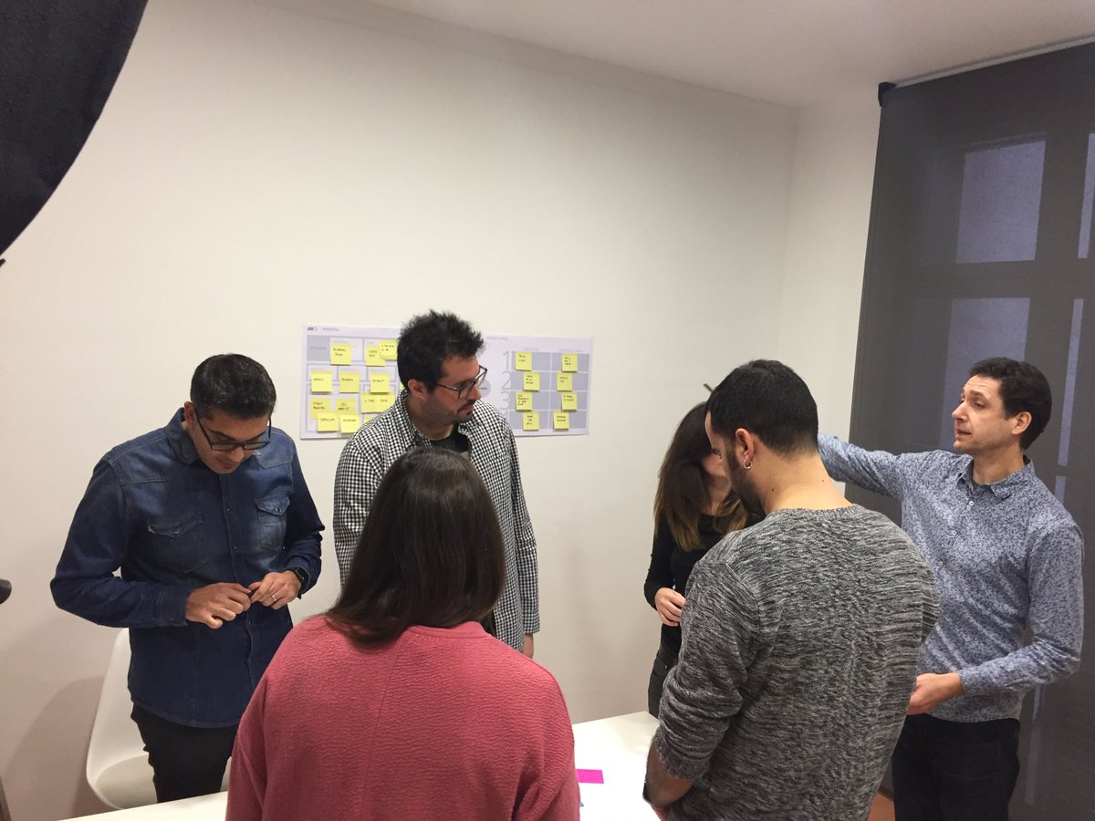 Interactius_UX's tweet photo. ¡Esta mañana hemos tenido otra sesión fotográfica con @raulmelladofoto! Como siempre, ¡un placer trabajar contigo! :) #Interacteam https://t.co/obIbYFFqbY