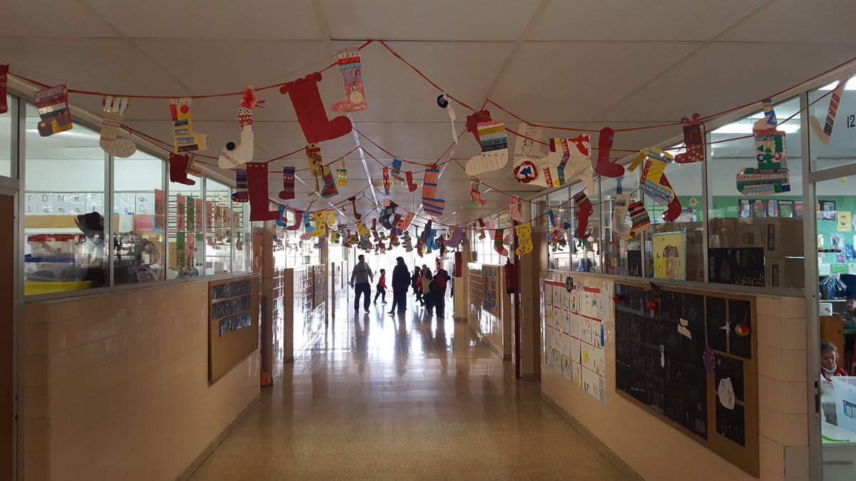 CIDEcooperativa's tweet photo. Així de nadalencs han quedat els passadissos de 1r i 2n de Primària. #esperitnadalenc #feinetes #treballsmanuals https://t.co/rt7NPywFsz