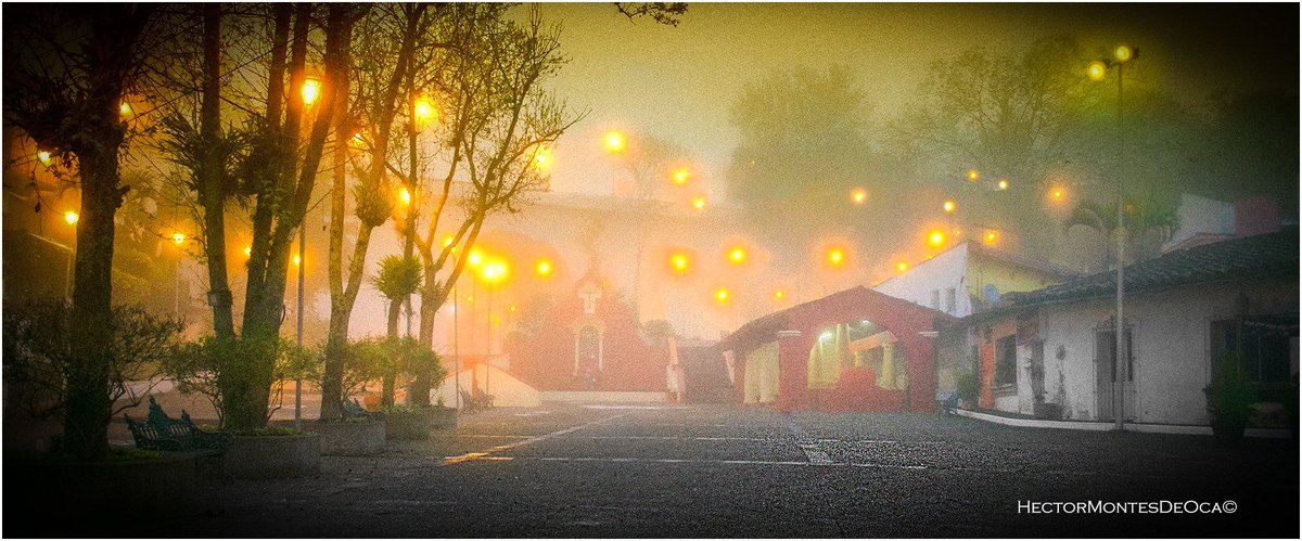 NatGeoMontesDeO's tweet photo. La niebla Jalapeña envuelve el centro de la ciudad, dándole misticismo y singular belleza,.en ésta temporada invernal que, ya está aquí!, donde la neblina y el clásico "chipi chipi" hacen acto de presencia, suele compararse a la bella ciudad de Xalapa 
Felices fiestas y año 2018 https://t.co/0CXJafGIfs