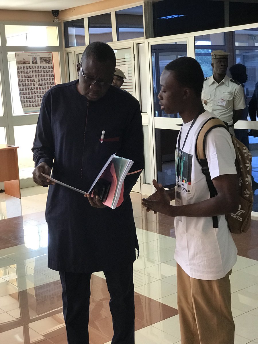 y_jus's tweet photo. Ce matin les bénévoles de @OpenBurkina étaient à l’assemblée nationale pour informer et échanger avec les députés sur l’ouverture et la transparence parlementaire. #OpenParl17 #Glow4 https://t.co/xcZRt84tnV